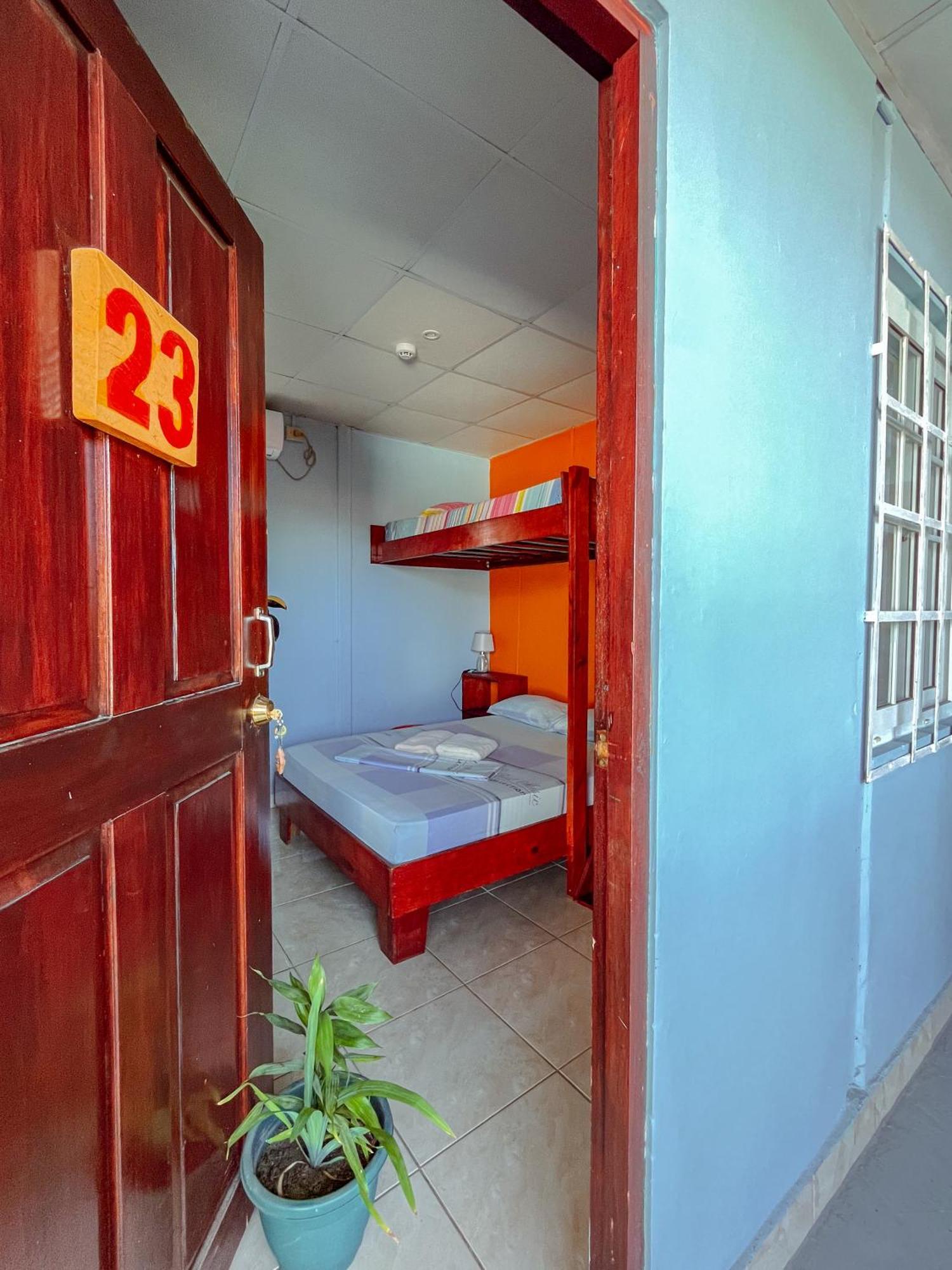 Surfari Bocas Hostel Bocas del Toro Exterior photo