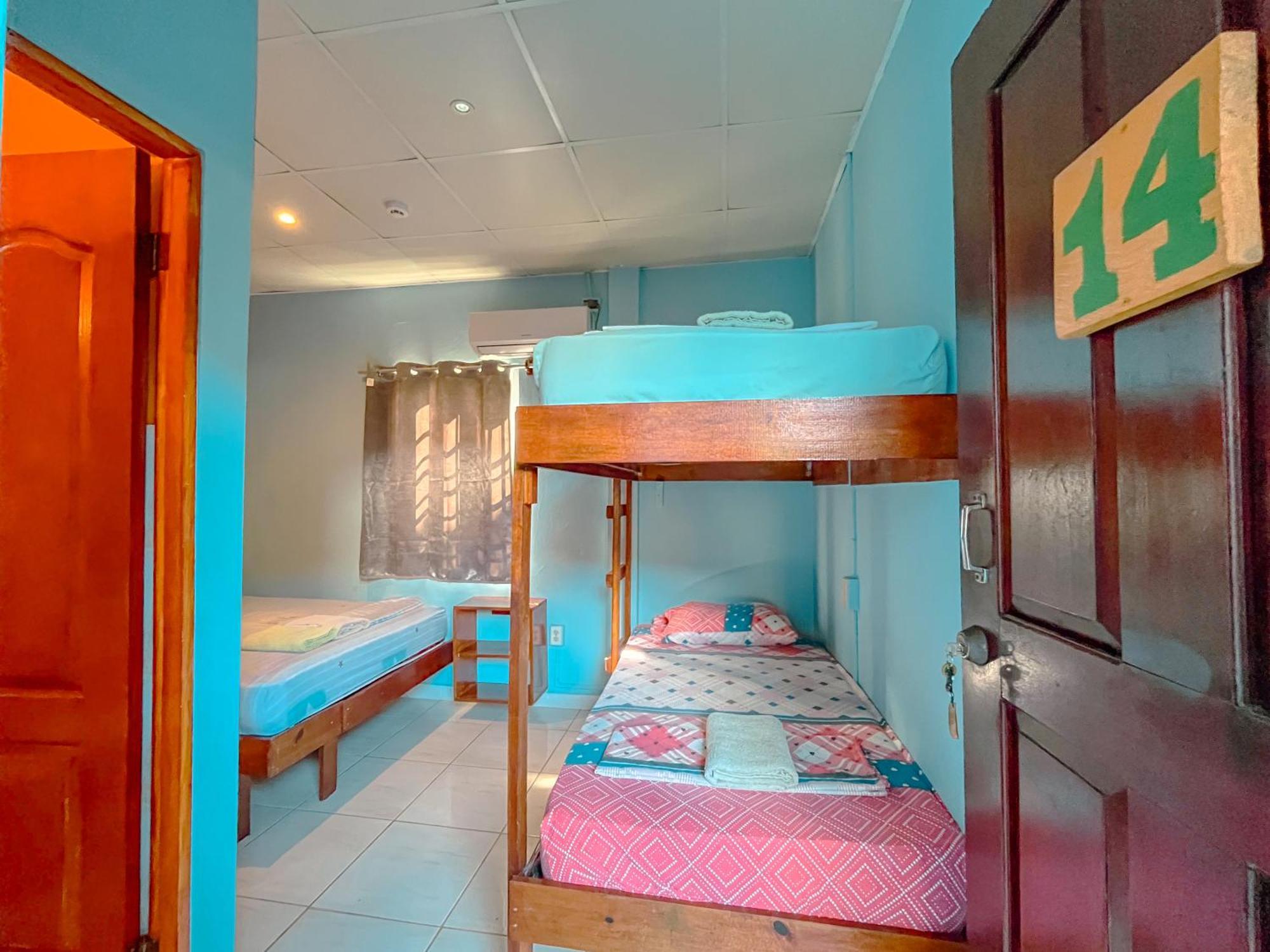 Surfari Bocas Hostel Bocas del Toro Exterior photo